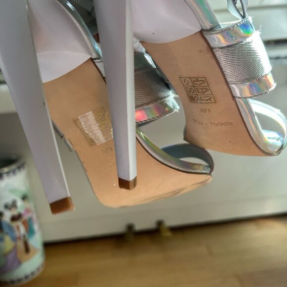 Kendall & Kylie Iridescent Silver Sandals 8.5 - Picture 9 of 16